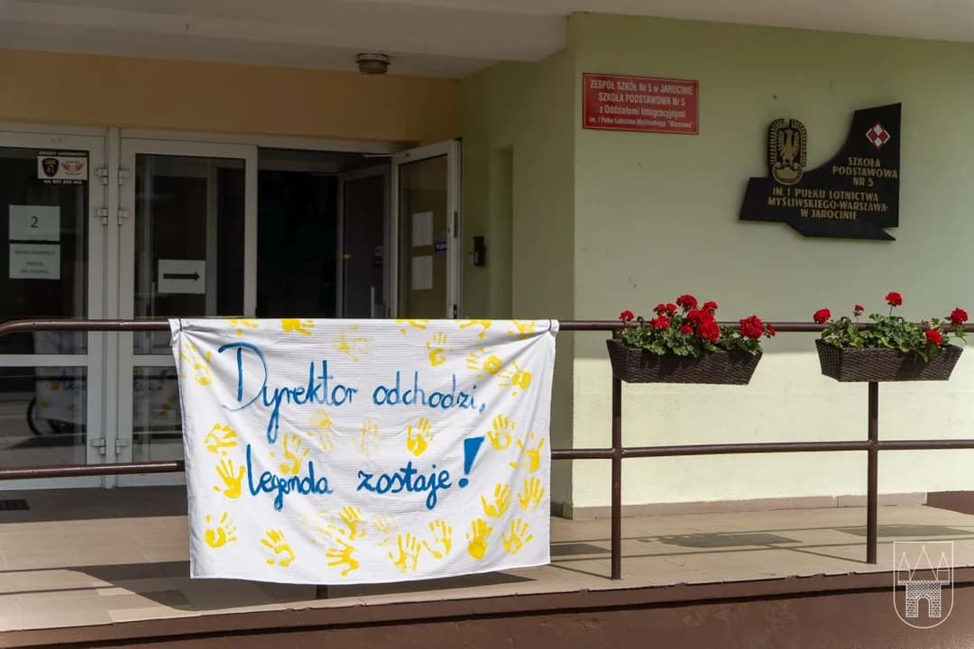 Gości zaproszonych na pożegnanie Marka Durczaka witał transparent z napisem: „Dyrektor odchodzi, legenda zostaje”.