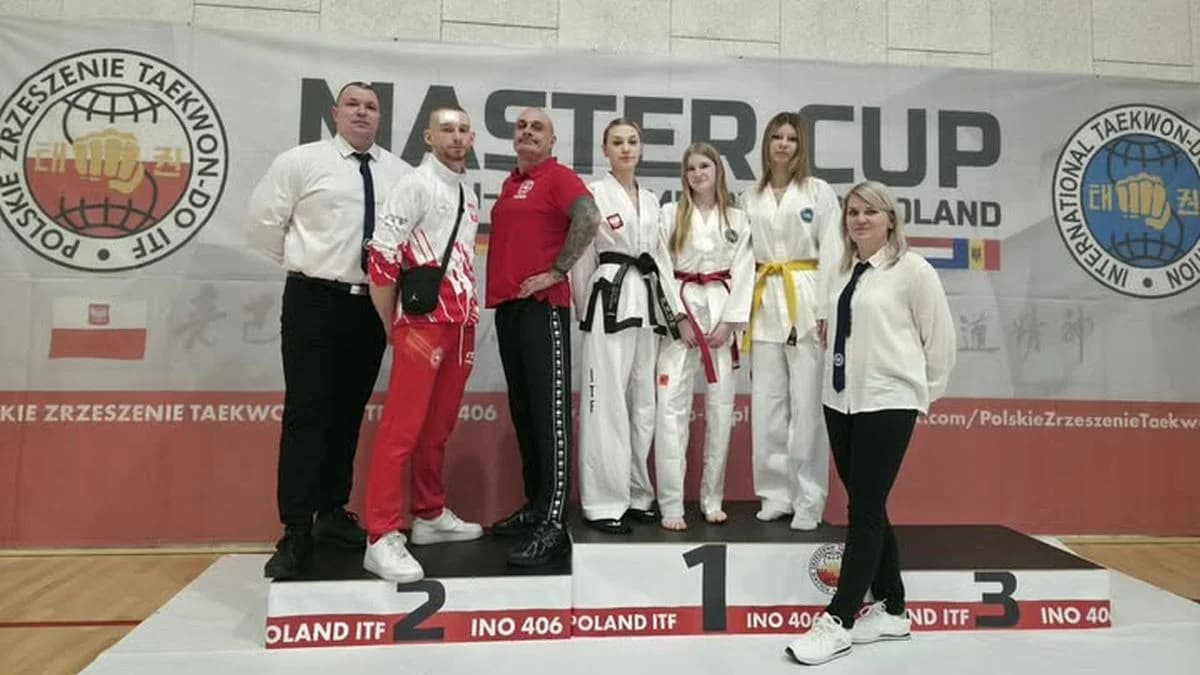 Pełna ekipa Blitz Taekwondo Jarocin - zawodnicy, trenerzy i sędziowie
