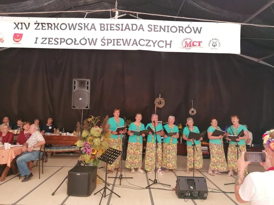 Seniorzy bawili się w Żerkowie. Biesiada dla 14 zespołów [ZDJĘCIA] — zdjęcie 5 z 7