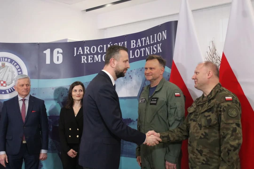 Minister obrony narodowej w 16. Jarocińskim Batalionie Remontu Lotnisk: "Jarocin rośnie w siłę" [ZDJĘCIA]
