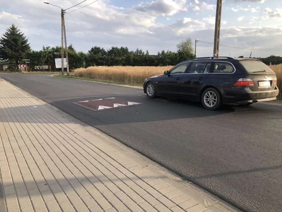 Kilkanaście progów zwalniających jest montowanych na terenie gminy Jarocin. JEST lista miejsc [SONDA]