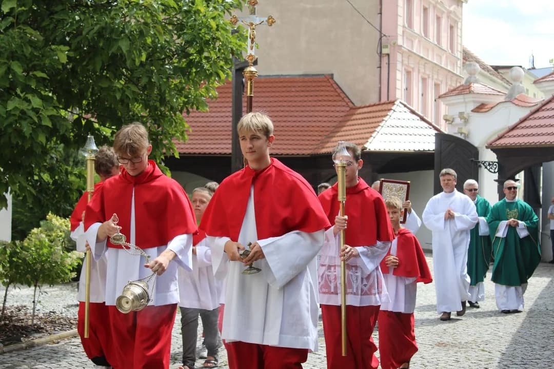 Pożegnanie kapłanów w parafii św. Marcina w Jarocinie — zdjęcie 4 z 64