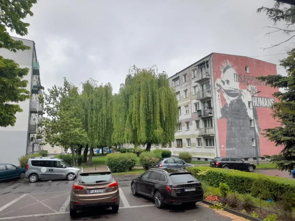 Łapała za klamki drzwi wejściowych na osiedlu w centrum Jarocina — zdjęcie 3 z 7