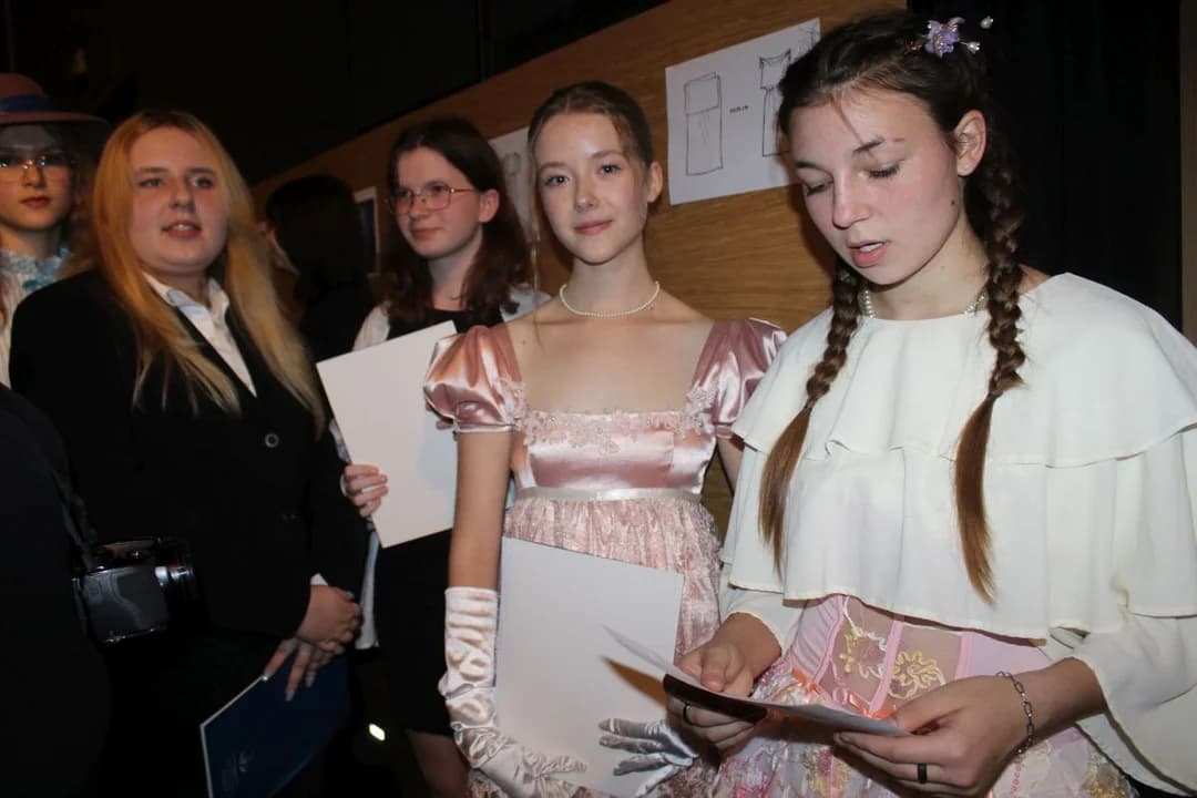 Historyczny pokaz mody w Jarocinie. Kto wygrał w I Regionalnym Konkursie Krawieckim? [ZDJĘCIA] — zdjęcie 3 z 114
