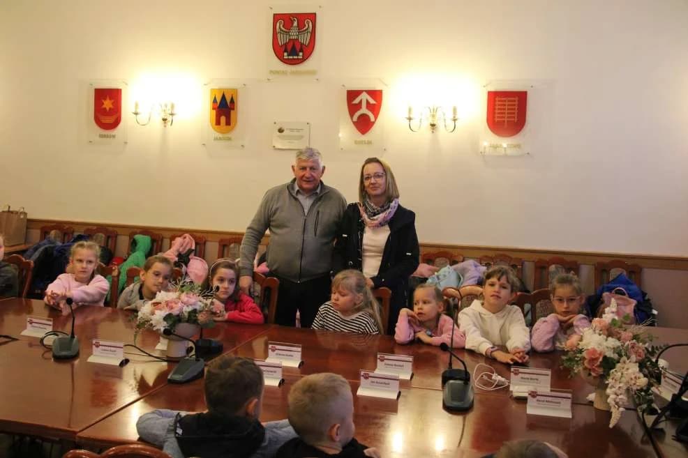 Dzieci zwiedziły też salę, gdzie obraduje zazwyczaj rada powiatu. — zdjęcie 2 z 18