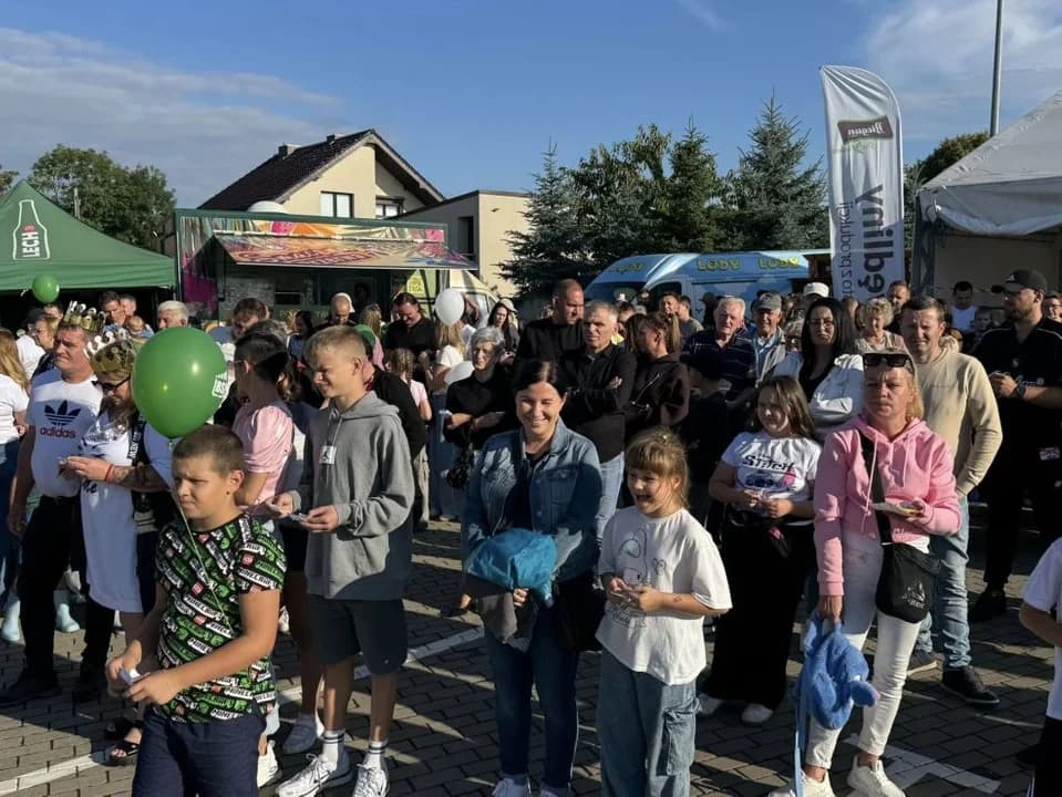 Święto Parówki na stałe wpisało się w kalendarz lokalnych wydarzeń i cieszy się od lat dużym zainteresowaniem. Impreza organizowana jest przez Zakłady Przetwórstwa Mięsnego "Biegun". Wydarzenie - mimo niesprzyjających warunków atmosferycznych - odbyło się na targowisku w Jaraczewie