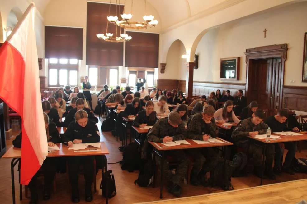 Sejm nie ma przed nimi tajemnic. Kto, kogo prześcignął w konkursie wiedzy o parlamencie? [ZDJĘCIA] — zdjęcie 6 z 13
