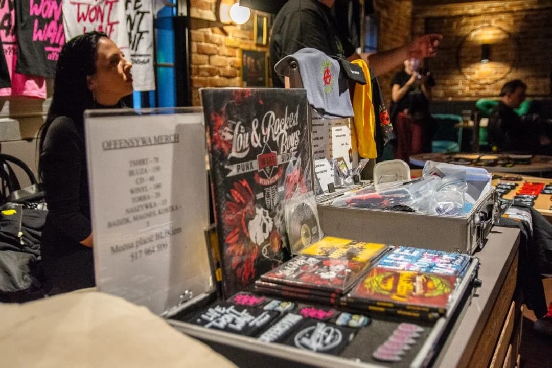Punkowe show w jarocińskim Spichlerzu. Na scenie trzy zespoły [ZDJĘCIA] — zdjęcie 4 z 36