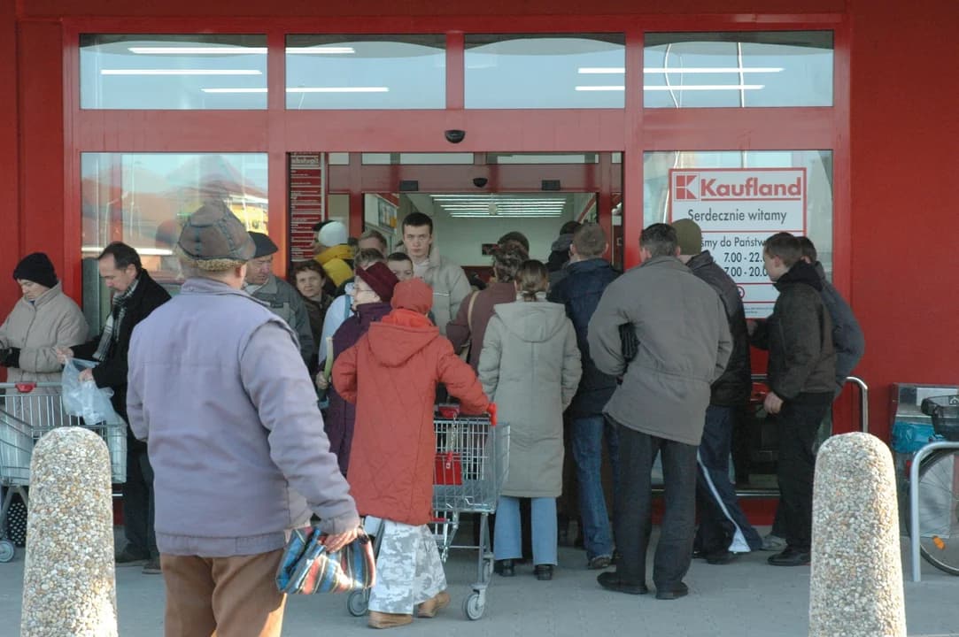 Pierwszy supermarket w ścisłym centrum Jarocina. Tak otwierano Kaufland na gruzach JAFO [ZDJĘCIA]