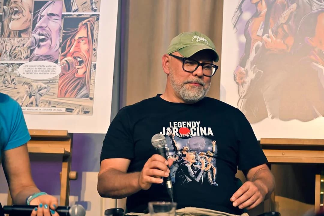 Jacek Kowalski to rysownik mieszkający w Jarocinie. Jest samoukiem. Za sprawą talentu i determinacji zamienił swoją pasję w zawód. Debiutował na łamach Gazety Jarocińskiej, w której publikowano jego satyryczne ilustracje do artykułów. W celach zarobkowych tworzy głównie dla reklamy.