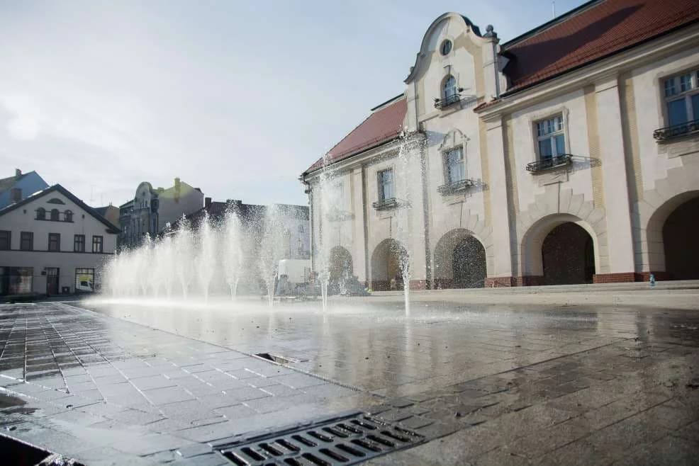 Rewitalizacja śródmieścia Jarocina. Trwają próby uruchomiania fontanny na rynku [ZDJĘCIA]