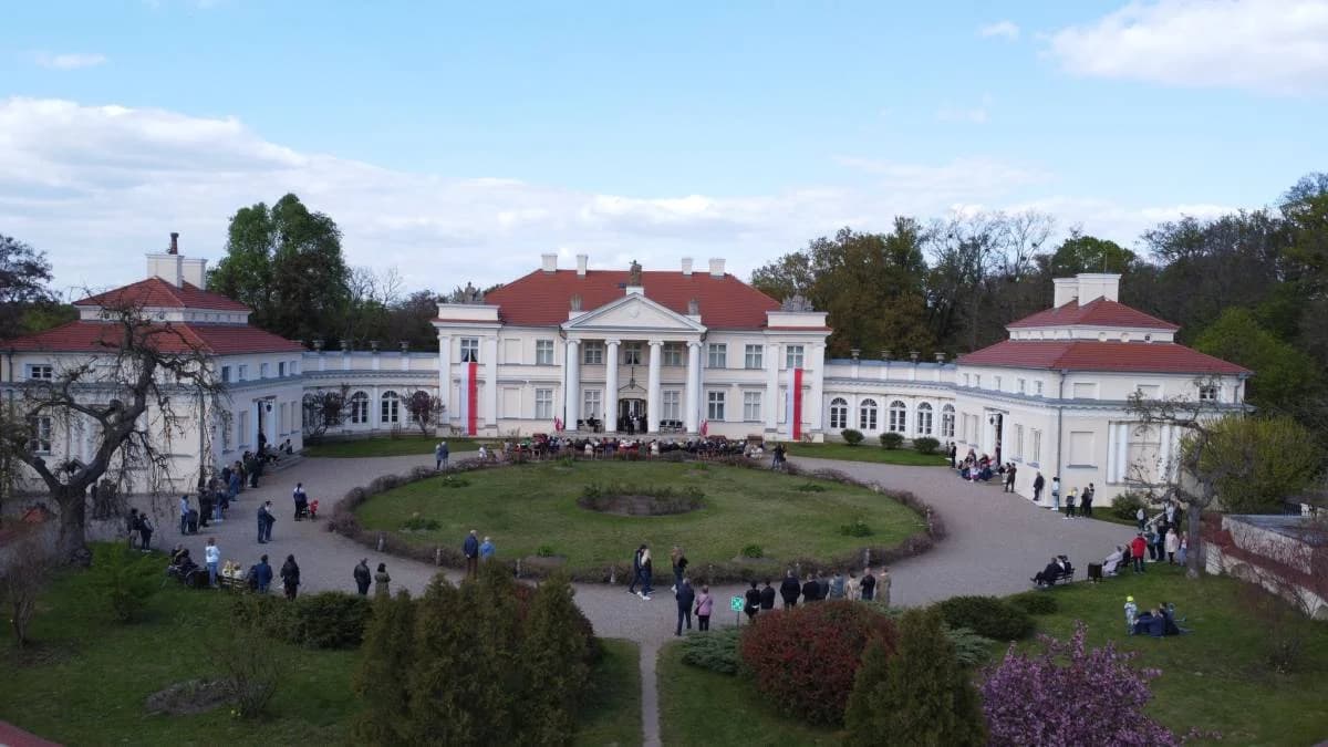 "Instytucja to nie tylko mury, ale ludzie, którzy je wypełniają codzienną obecnością i pracą". Rozmowa z dr Emilianem Prałatem — zdjęcie 5 z 9