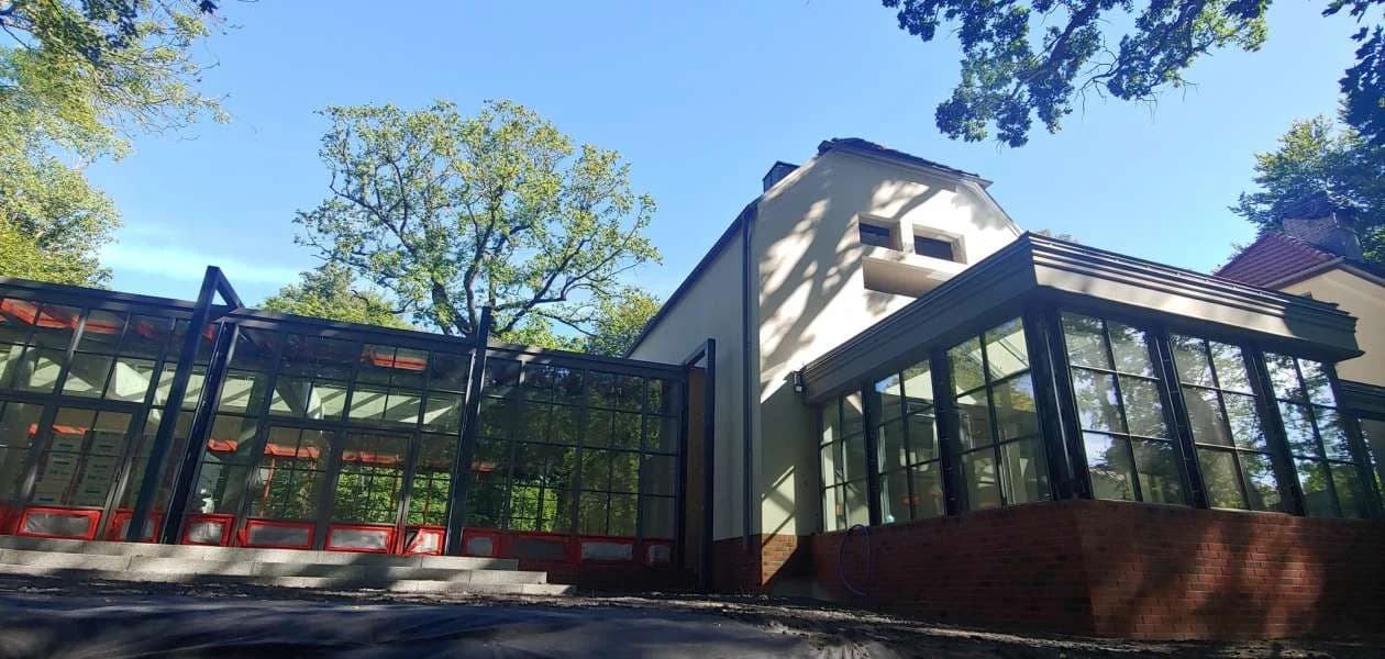 W jarocińskim parku powstaje stylowy kompleks kawiarniano-restauracyjny [ZDJECIA]