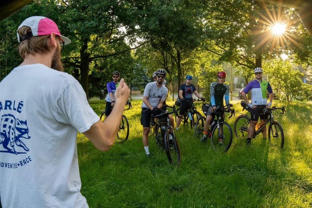 Trasa z kilometra na kilometr stawała się trudniejsza, a perspektywa jazdy 110 km bez wody zrobiła bałagan w głowie. Zaczęły się podjazdy, a powietrze było już tak gęste, że chwilami oddech nie skutkował wciągnięciem powietrza do płuc - relacjonuje Daniel Cajmer.