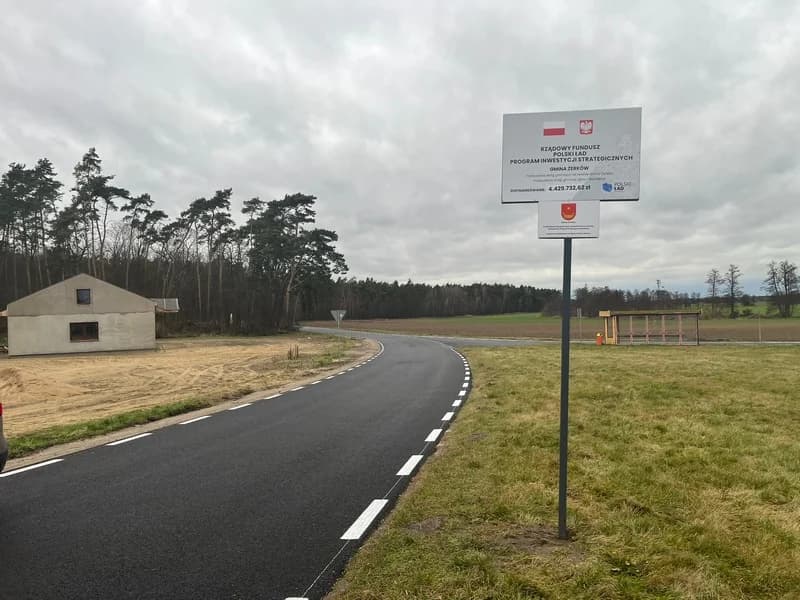Jezdnia drogi na odcinku Brzóstków - Lgów została poszerzena oraz zyskała nową nawierzchnię z betonu asfaltowego. Łączna długość przebudowanej trasy wynosi 1.978 m.