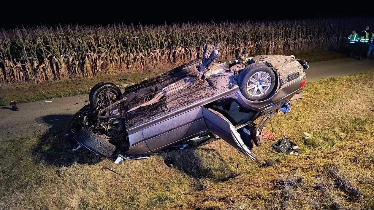 Dachowanie na DK12. Na miejscu pięć zastępów straży pożarnej, w tym również z Jarocina i Jaraczewa