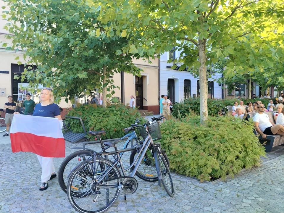 Akcja wsparcia dla migrantów w Jarocinie. Byli zwolennicy, przeciwnicy i niemałe siły policji — zdjęcie 6 z 37