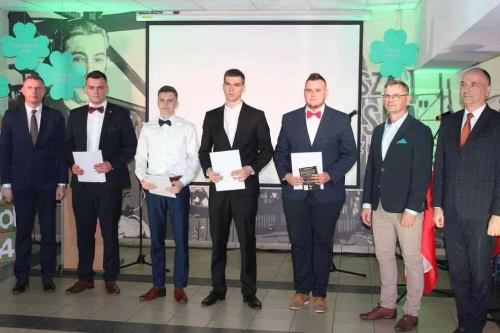 Zakończenia roku szkolnego tegorocznych maturzystów — zdjęcie 4 z 16