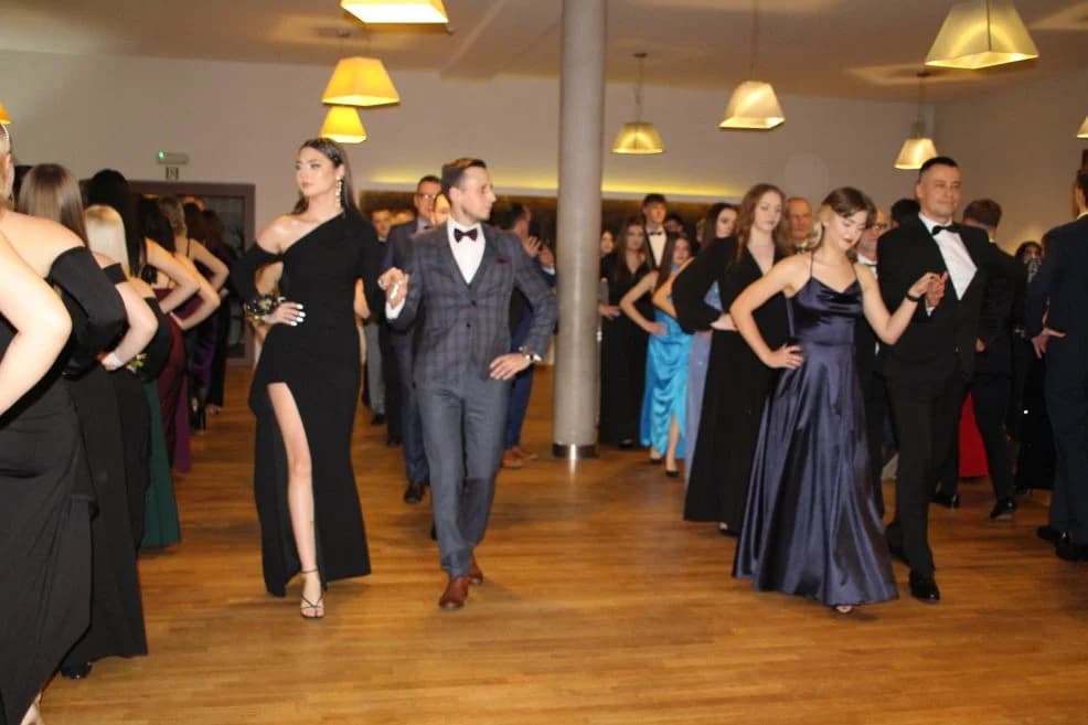Studniówka Zespołu Szkół Ponadpodstawowych nr 1 w Jarocinie — zdjęcie 4 z 117