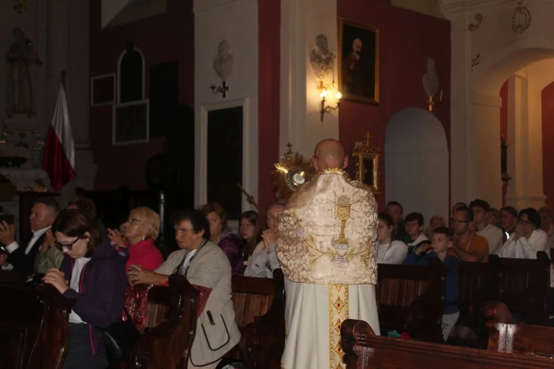 Pielgrzymi z Jarocina wyruszyli na Jasną Górę w strugach deszczu [ZDJĘCIA] — zdjęcie 2 z 84