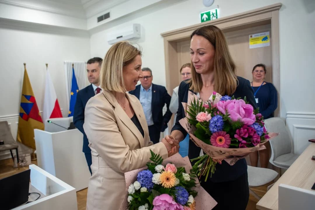 Radni nie mają zaufania do burmistrza, choć finanse oceniają dobrze. Posypały się zarzuty, wspomniano o referendum [ZDJĘCIA]