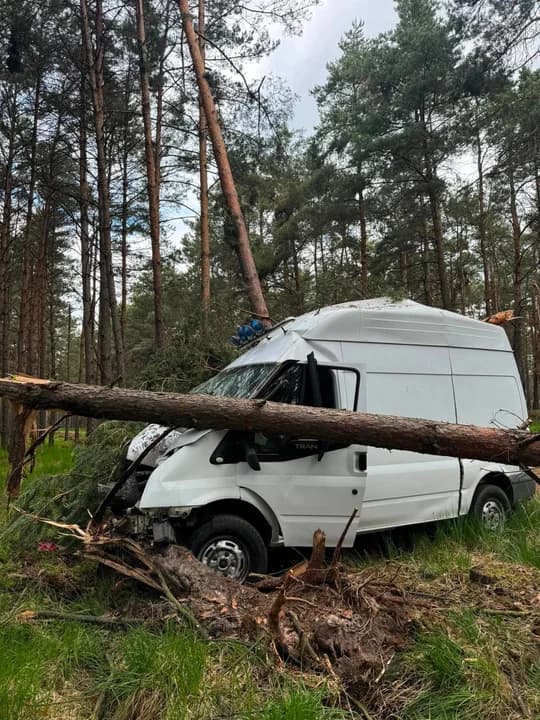 Roztrzaskał auto w gęstym lesie. Duża akcja służb i... spodziewana przyczyna [ZDJĘCIA] — zdjęcie 2 z 3