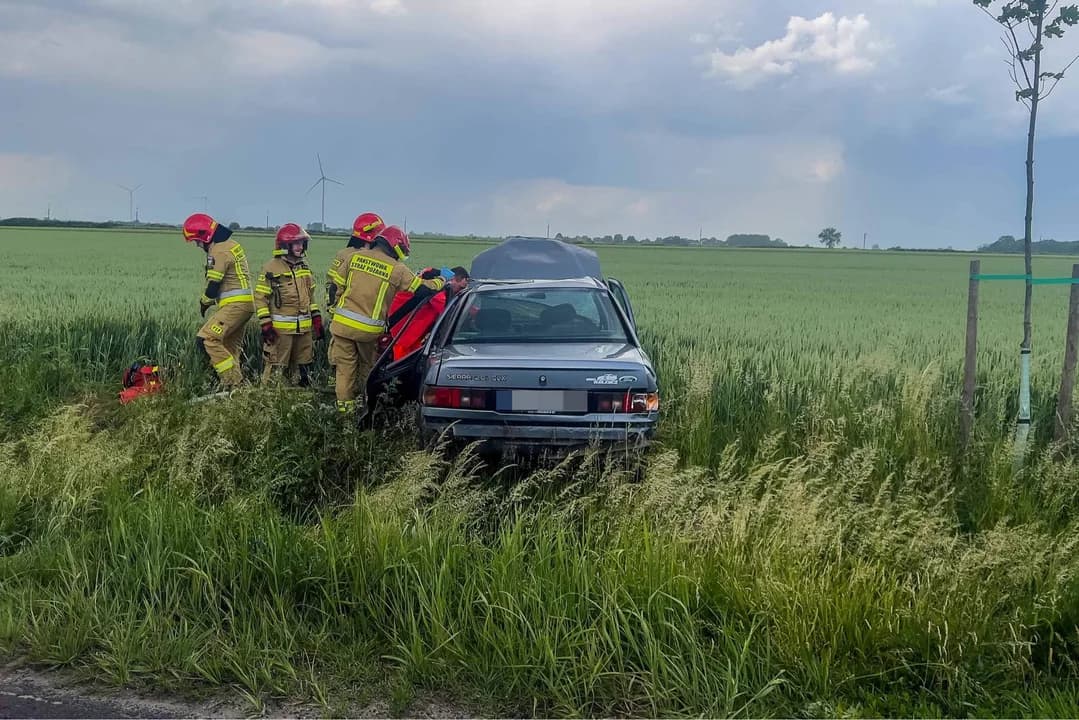 Bożacin. Dachowanie samochodu osobowego — zdjęcie 4 z 17