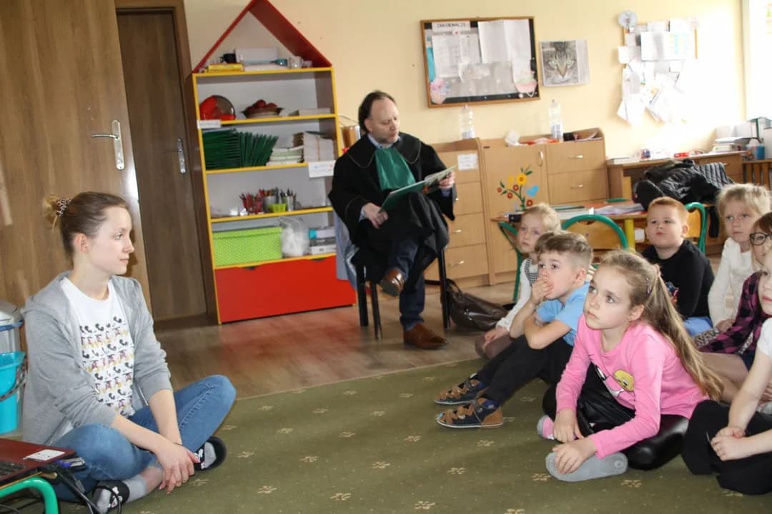 Znany jarociński adwokat czytał dzieciom bajkę