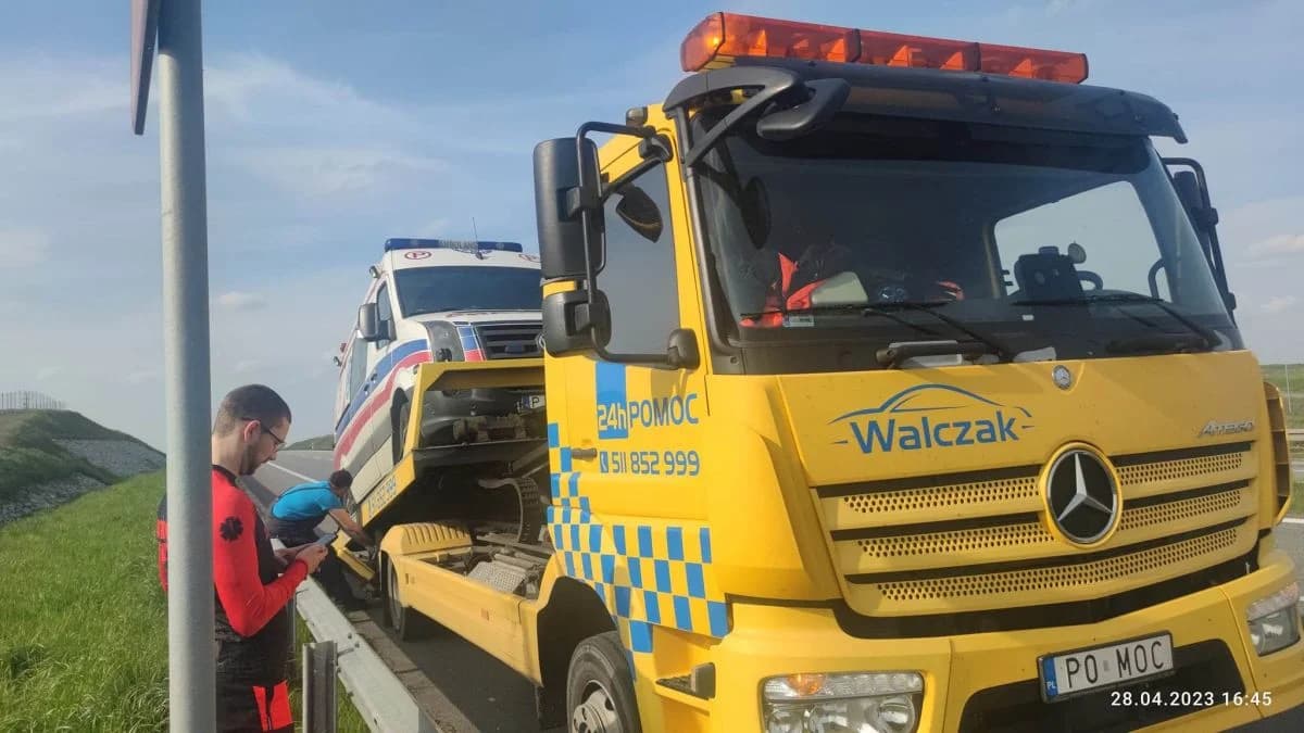 W ostatni piątek kwietnia na obwodnicy Jarocina zepsuła się karetka transportowa jarocińskiego szpitala — zdjęcie 3 z 21