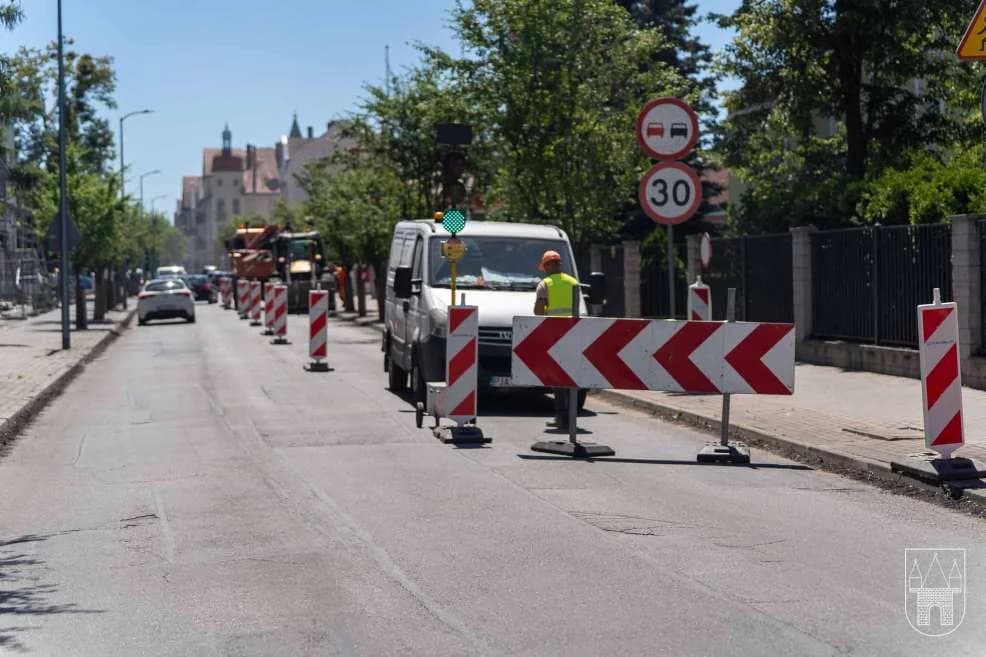 Kolejny etap remontu w centrum Jarocina. Wykonawca wszedł na ulicę Kościuszki. Są utrudnienia [ZDJĘCIA, SONDA]