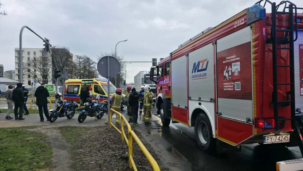 Motocyklistka w szpitalu, służby w akcji. W Jarocinie doszło do wypadku, są utrudnienia [ZDJĘCIA] — zdjęcie 2 z 5