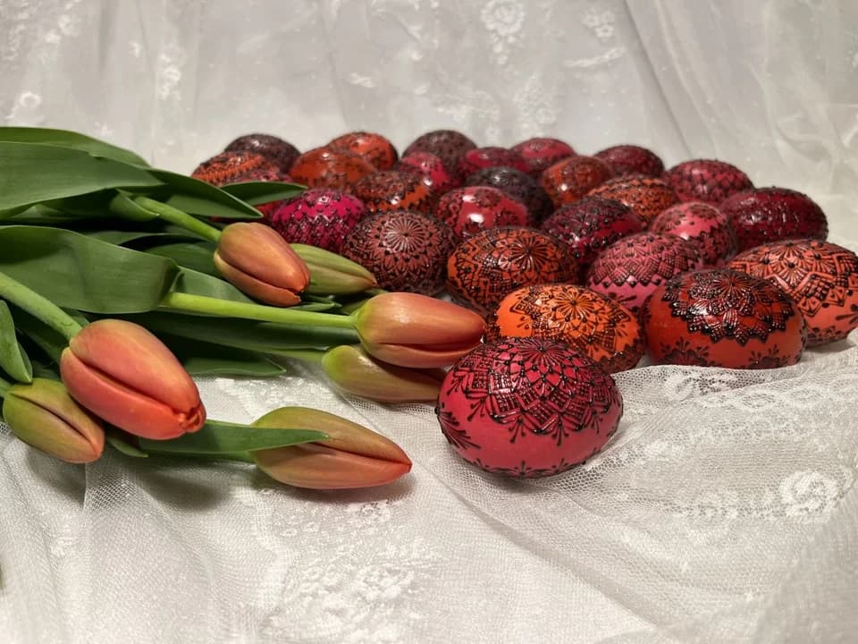 Co roku robi około 100 pisanek. Zaczęła też malować kolorowym woskiem bombki. Poznajcie dzieła Iwony Czeszyk z Nowego Miasta [ZDJĘCIA] — zdjęcie 5 z 44