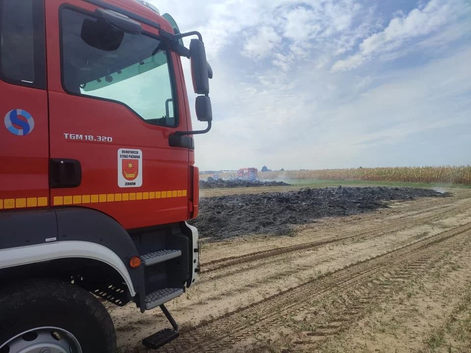 Przez 13 godzin trwało gaszenie pożaru stogów w Żernikach [ZDJĘCIA] — zdjęcie 3 z 4