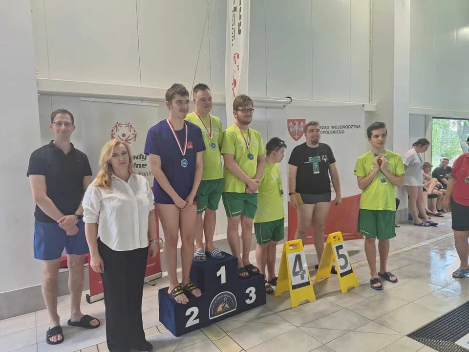 Jarocińscy uczniowie na mityngu pływackim olimpiad specjalnych