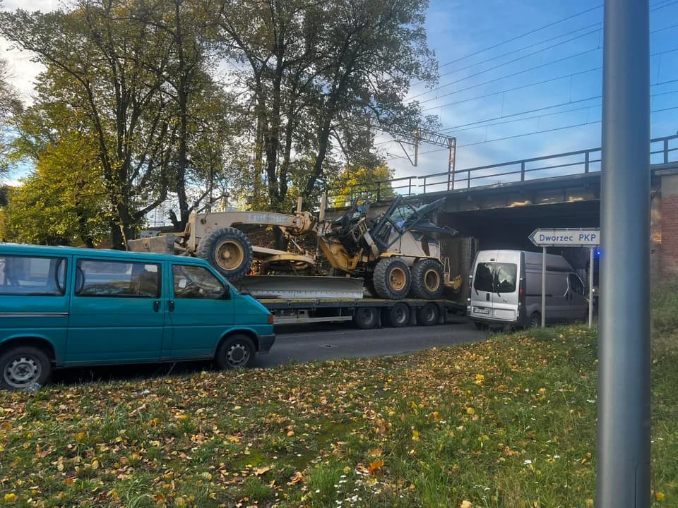 Ciężarówka ze sprzętem budowlanym utknęła pod wiaduktem w Jarocinie [ZDJĘCIA]