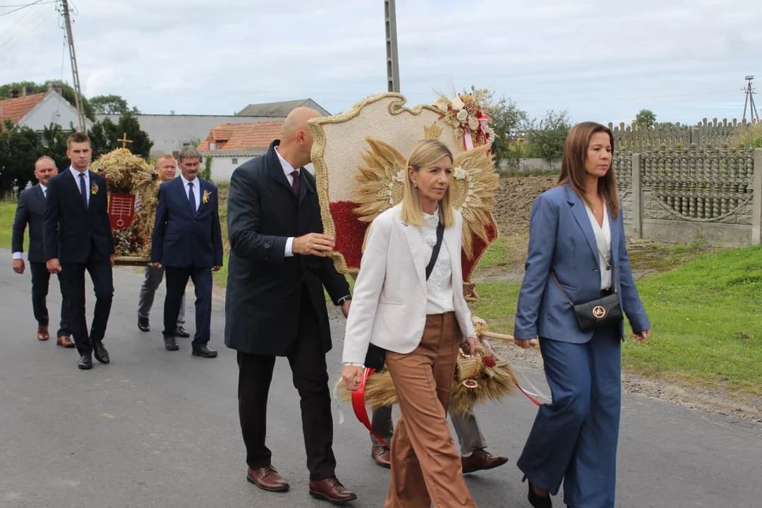 Dożynki powiatowo-gminne. Podziękowania dla rolników i życzenia lepszych cen. Wieczór wypełnią koncerty gwiazd muzyki tanecznej — zdjęcie 6 z 151