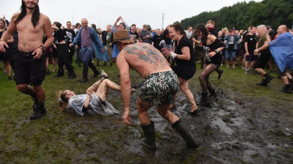 Tak bawiliście w błocie i deszczu podczas pierwszego dnia Jarocin Festiwal 2026