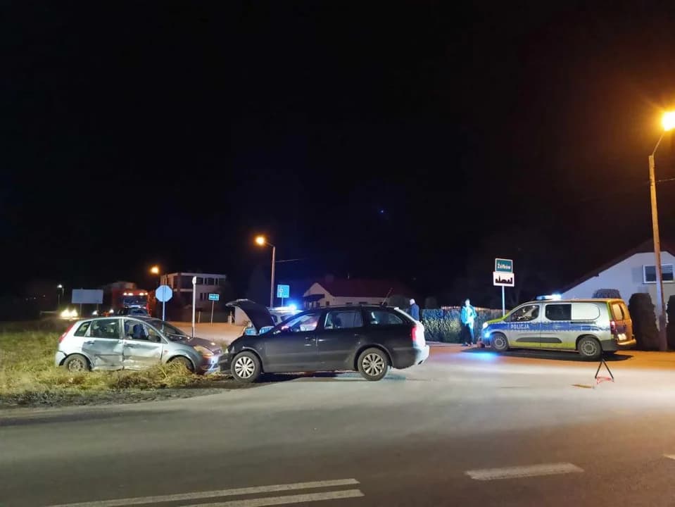 Zderzenie dwóch aut osobowych w Żółkowie w gminie Żerków — zdjęcie 3 z 5