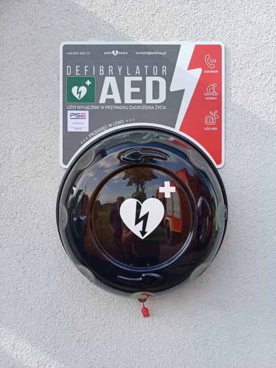 Na budynku OSP Łobzowiec zamontowano defibrylator AED