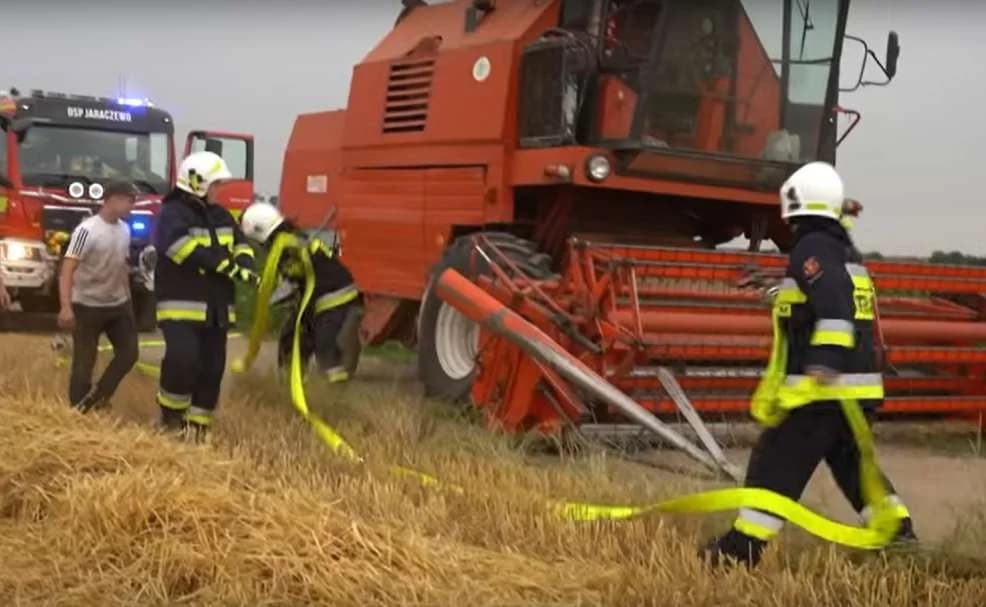 Pożar kombajnu był przyczyną działań straży pożarnej na polu w Goli w gminie Jaraczewo [ZDJĘCIA, FILM]