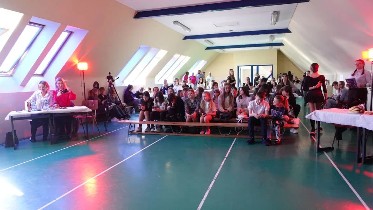 II Gminny Festiwal Piosenki Angielskiej w Szkole Podstawowej nr 2 w Jarocinie [ZDJĘCIA] — zdjęcie 2 z 56