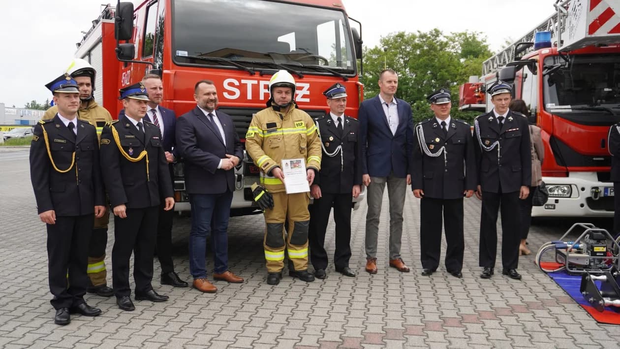 Uroczyste przekazanie samochodu dla OSP Ludwinów i narzędzi hydraulicznych dla OSP Jarocin — zdjęcie 2 z 16