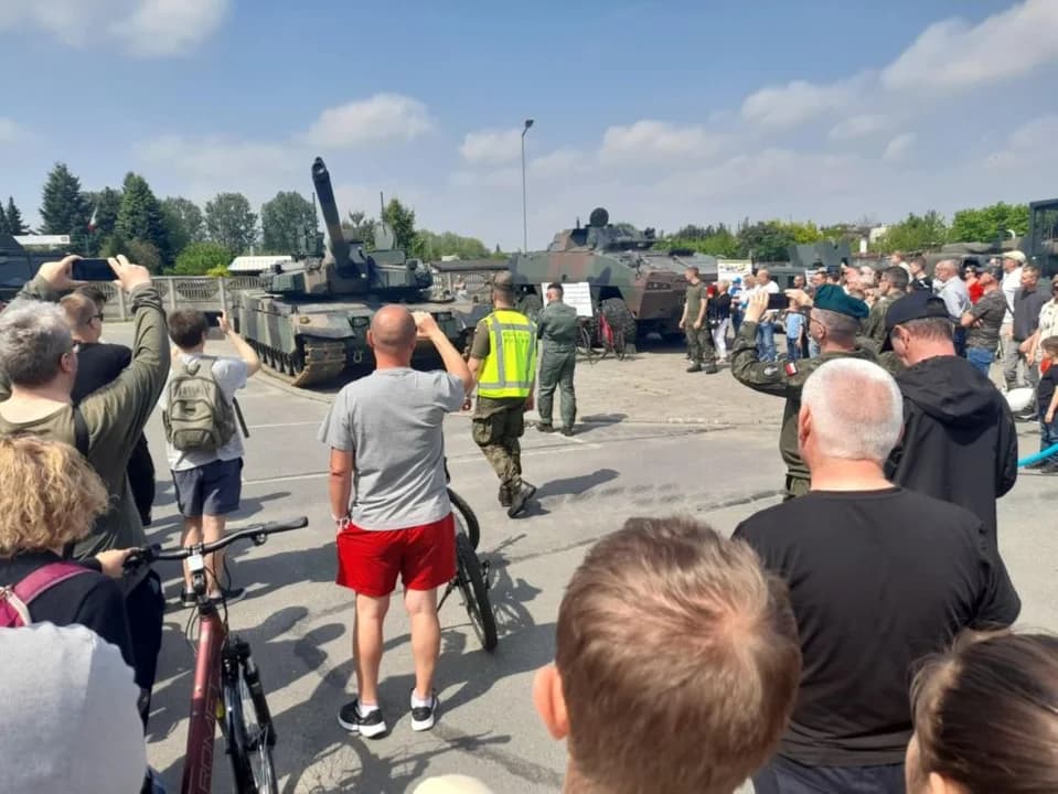 Wielkie święto jarocińskiej jednostki wojskowej z piknikiem militarnym. Przy okazji wystawa zabytkowych aut [ZDJĘCIA] — zdjęcie 6 z 72