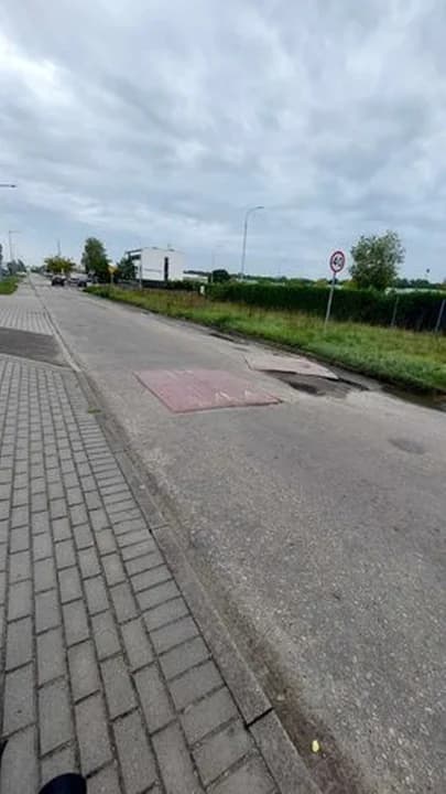 Uwaga kierowcy. Uszkodzony próg zwalniający w Jarocinie na ul. Przemysłowej. [ZDJĘCIA] — zdjęcie 3 z 3