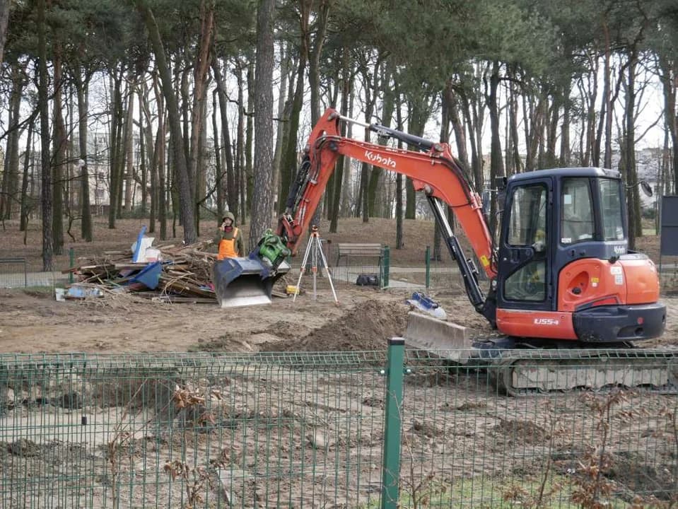 Rozpoczęła się budowa integracyjnego placu zabaw w Jarocinie. Będą z niego mogły korzystać dzieci z niepełnosprawnościami [ZDJĘCIA]