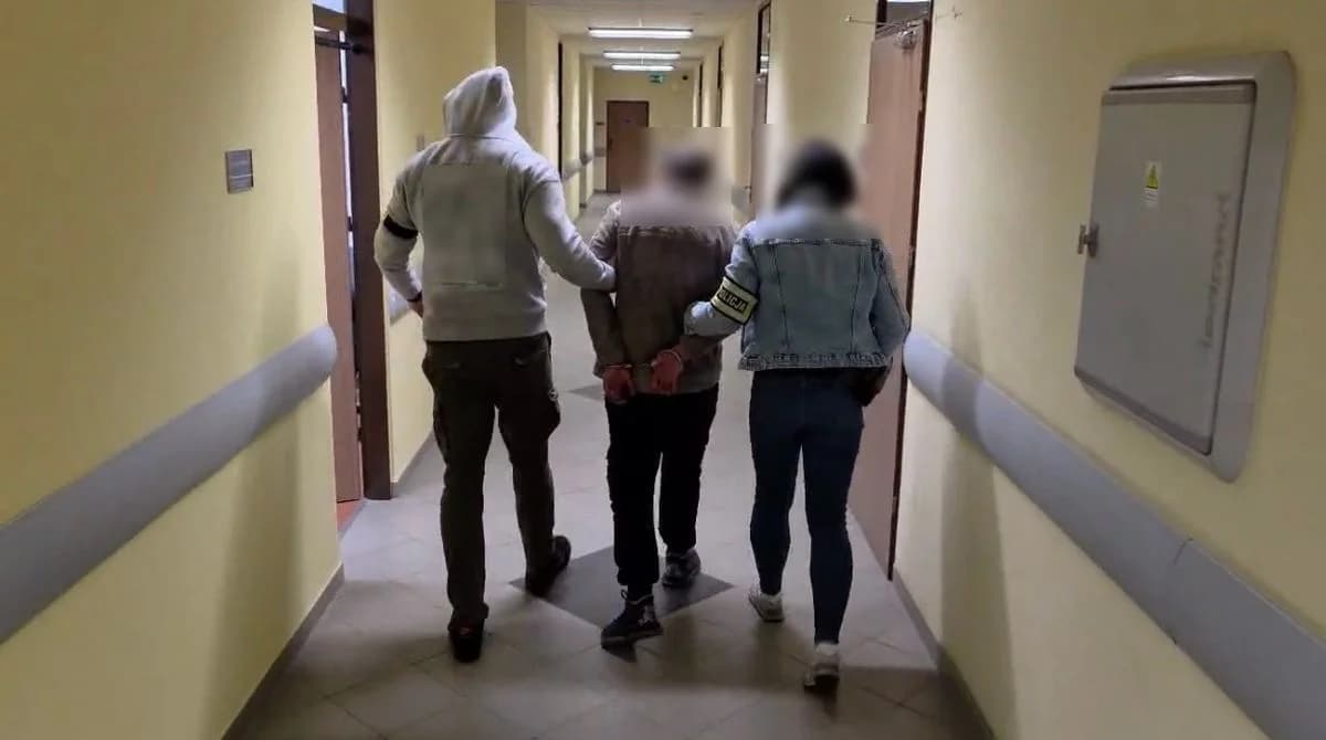 Poznańska policja rozbiła grupę przestępczą, która włamała się do salonu kosemtycznego w Jarocinie