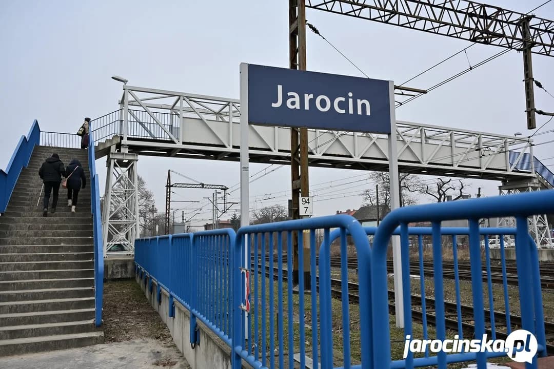 Kładka nad torami prowadząca do Dworca Kolejowego w Jarocinie.