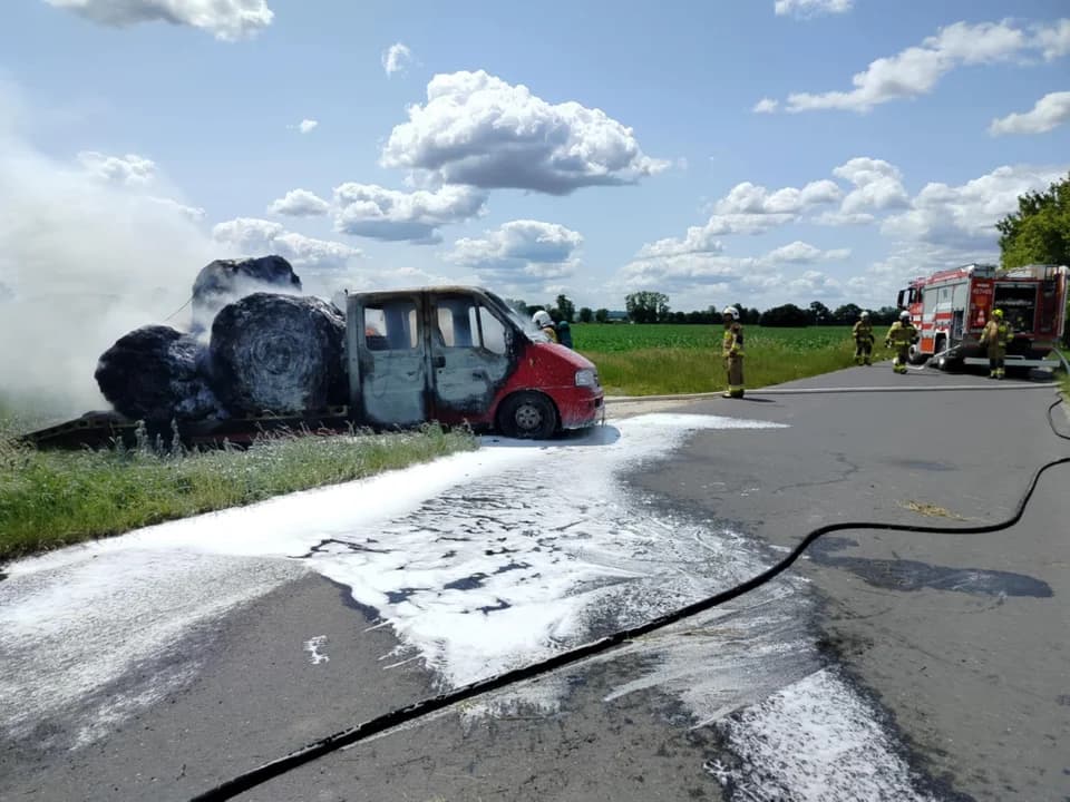 Pożar samochodu z balotami słomy w gminie Żerków