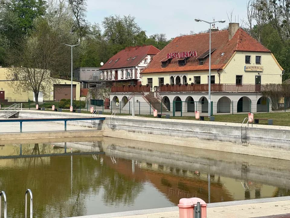 Za nieco ponad miesiąc wakacje. Baseny w Żerkowie są przygotowane do sezonu? [ZDJĘCIA]