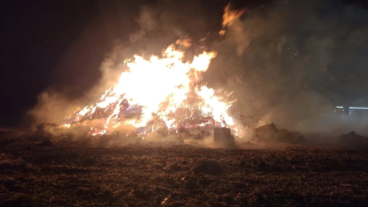 Pożar stogu w Roszkówku. Z ogniem walczyło 6 zastępów straży pożarnej [ZDJĘCIA]